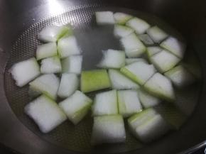 5、我家娃不喜欢汤有葱香味，冬瓜汤就直接跟冷水同时煮了，锅里的水量根据自己的需要量来放。