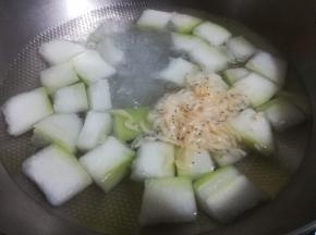 6、冬瓜煮2、3分钟后，加入虾皮一起小火同煮。