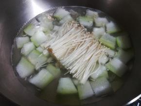 7、煮至冬瓜熟透，放入金针菇同煮。