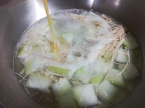 9、锅里水烧开后，把打散的鸡蛋缓缓转图倒入锅中。