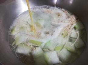 9、锅里水烧开后，把打散的鸡蛋缓缓转图倒入锅中。