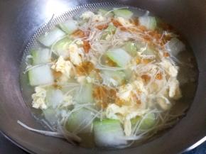 10、待锅里的汤再次煮开，加入一勺盐和香油根据喜好调味。一锅美味鲜香的虾皮菌茹冬瓜汤就做好了，美美的开动吧。一碗米饭配上这一碗汤，热量不会太高，美味不打折扣。