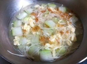 10、待锅里的汤再次煮开，加入一勺盐和香油根据喜好调味。一锅美味鲜香的虾皮菌茹冬瓜汤就做好了，美美的开动吧。一碗米饭配上这一碗汤，热量不会太高，美味不打折扣。