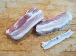 1 我用的是五花肉，去掉五花肉的皮。大家也可以用牛肉、羊肉、鸡肉来做，材料不拘泥用哪一样，选择没有筋膜的肉就好。