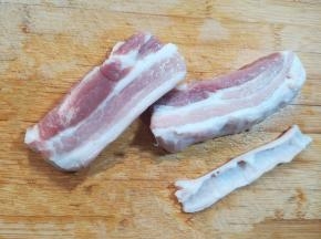 1 我用的是五花肉，去掉五花肉的皮。大家也可以用牛肉、羊肉、鸡肉来做，材料不拘泥用哪一样，选择没有筋膜的肉就好。