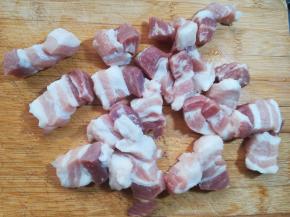 2 把五花肉切成2cm见方的肉块，方便入味，我的这个切的比较大。