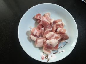 3 放入碗里，根据肉的量放入两大勺烤肉料，用手抓均匀，盖保鲜膜入冰箱冷藏腌制两小时。