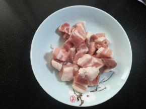 3 放入碗里，根据肉的量放入两大勺烤肉料，用手抓均匀，盖保鲜膜入冰箱冷藏腌制两小时。