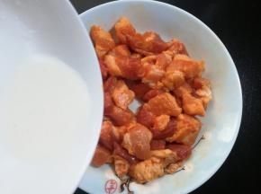 4 腌制好后取出，倒入两勺水淀粉。