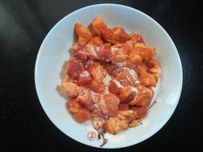 5 用手抓均匀，让每一块肉都沾上水淀粉。这样能在肉的表面形成一层保护膜，不会让外皮的肉烤得过老。