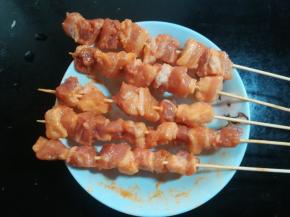 6 用竹签把肉一块一块穿上。家里有彩椒洋葱等蔬菜的也可以和肉相间隔的用竹签穿上。这时可以烤箱以210度上下火预热。