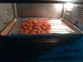 9 烤箱预热好了以后，把烤盘放入烤箱，与210度上下火烤制10分钟。