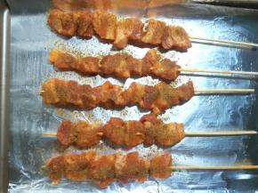 8 肉串上撒上孜然粉和黑椒粉。