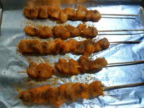 10 取出翻面，再撒上孜然粉和黑椒粉，有迷迭香等调料的也可以用。