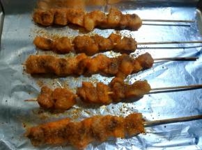 10 取出翻面，再撒上孜然粉和黑椒粉，有迷迭香等调料的也可以用。