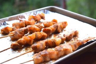 11 放入烤箱，继续烤至5到8分钟，具体的时间根据自己家的烤箱和肉的大小适当的调整时间。这样香气四溢的烤肉串就做好了。咬一口，满齿留香，好满足呀。