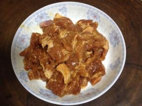 将肉洗净切片，放入碗中，加入蛋清、淀粉、食盐、老抽、白胡椒粉、几滴油拌匀，腌制十分钟以上