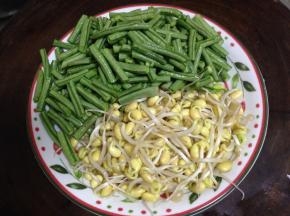 豆角洗净切段、豆芽冲净控水