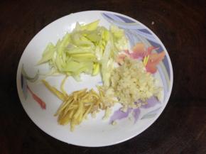 葱、姜切丝，蒜切成蓉