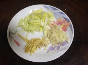 葱、姜切丝，蒜切成蓉