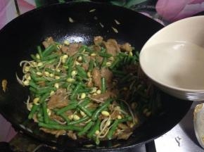 加入少许清水（水的量大约是菜的2/3）煮开至成熟