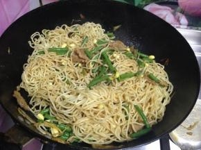 将面条放入煮好菜的锅中，翻拌均匀，使面条均匀裹上汤汁（另备蒜泥加入1汤匙香醋和适量香油调匀）