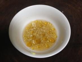 另备蒜泥加入1汤匙香醋和适量香油调匀