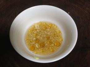 另备蒜泥加入1汤匙香醋和适量香油调匀