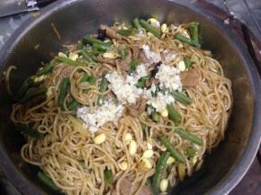 把面条放入盆中，趁热倒入蒜泥水拌匀即可盛出食用