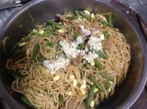 把面条放入盆中，趁热倒入蒜泥水拌匀即可盛出食用