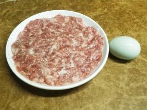 肉滑调味好，平铺在碟子里