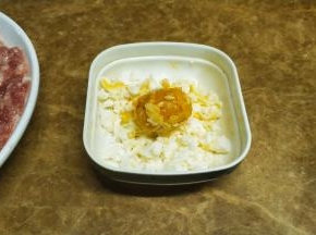 咸蛋剥壳拧碎蛋白