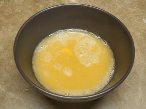 鸡蛋放入盐、油打散