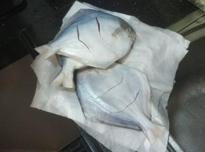 用水洗掉盐，再用厨房纸吸干水份