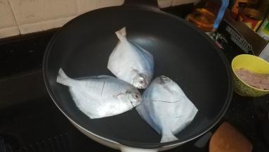 不粘锅放入少许油，放上鱼