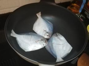 不粘锅放入少许油，放上鱼