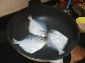 中火煎至一面金黄（大括煎3-4分钟）