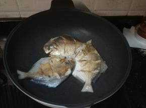 翻面再煎金黄（大括煎3-4分钟）即可