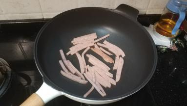 不粘锅不用放油，放入午餐肉条