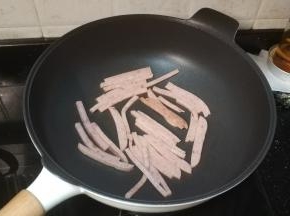 不粘锅不用放油，放入午餐肉条