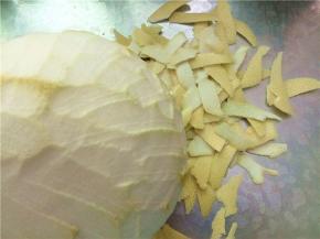 用削皮器把柚子皮削出（一定要薄）