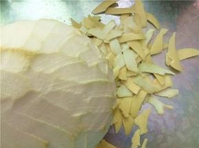 用削皮器把柚子皮削出（一定要薄）