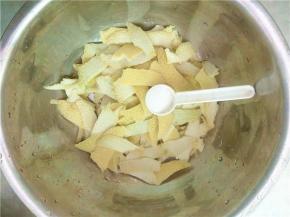 撒上一勺盐，用手搓一下，像洗衣服那样，干搓哈。