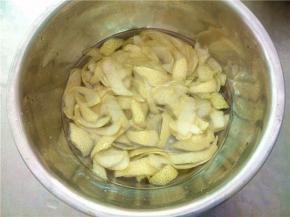 倒入适量的水，搓洗一下，然后倒掉水，再用盐搓一搓，这个动作我重复了四次。