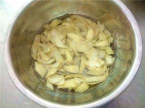 倒入适量的水，搓洗一下，然后倒掉水，再用盐搓一搓，这个动作我重复了四次。