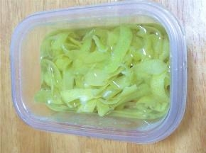 从冰箱里拿出来水都变黄色了，再过几遍水，把柚子皮清洗几遍，也是用搓的方式