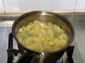 用淡盐水煮柚子皮