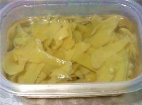 煮开后几分钟，捞起来放冷水里，我反复煮了3次，拿起来尝尝没有明显的辣味即可