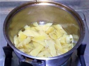 我这个柚子个头大，我用了大概100克的糖，水没过柚子皮，中小火煮
