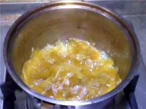 煮至透亮，就收干糖水。稍微放温一些，最好不要摊凉了。